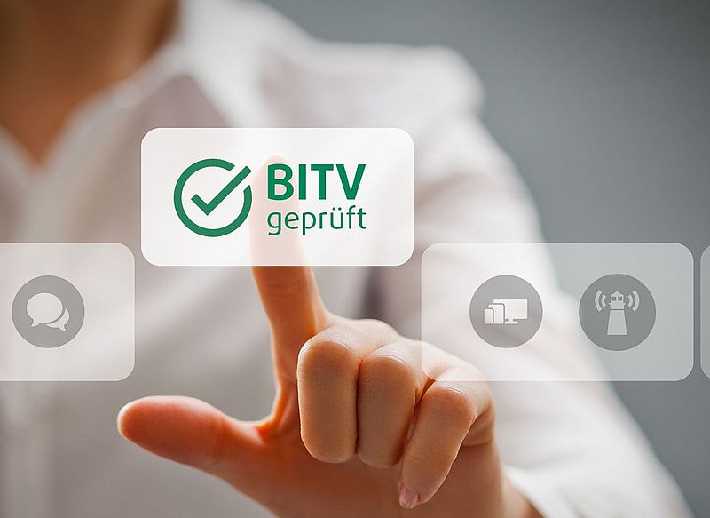 Finger aktiviert ein Button mit der Aufschrift BITV geprüft