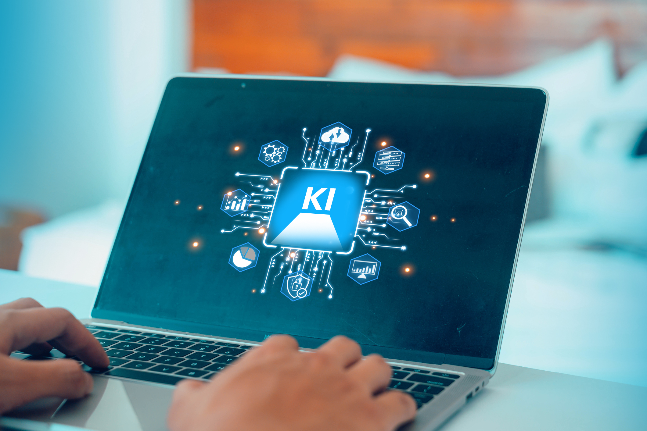 Hände, die auf einem Laptop tippen, der ein digitales "KI"-Symbol mit technologie- und KI-bezogenen Symbolen um sich herum zeigt.