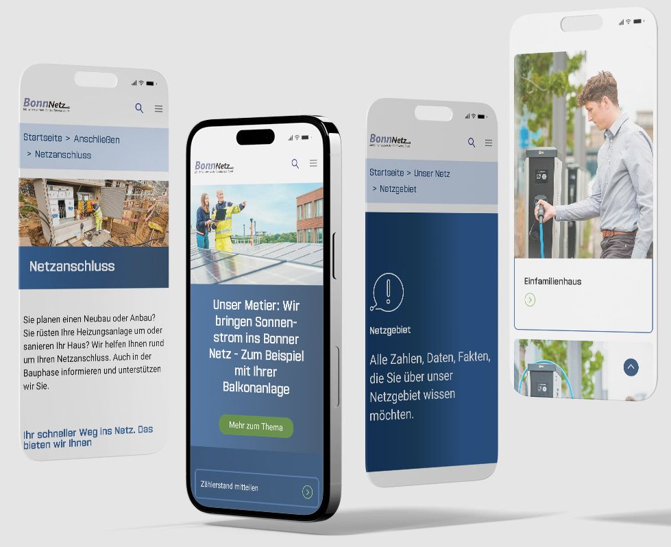 Auf vier Smartphones werden verschiedene Webseiten angezeigt, darunter Texte und Bilder zu Netzverbindungen und Energielösungen. Jeder Bildschirm zeigt ein anderes Layout in einem blau-weißen Farbschema. Ganz rechts auf dem Bildschirm ist eine Person teilweise zu sehen.